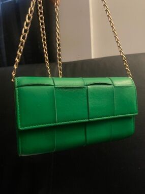 Bottega Veneta Long Bifold Cassette Intrecciato Wallet
Paraquito Green W/COA